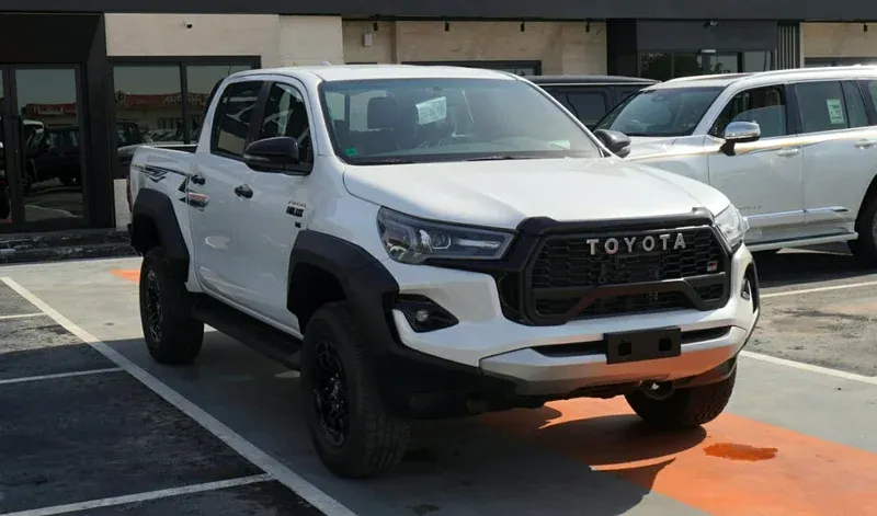 Toyotahiluxdoublecabinsrwhitewlogo